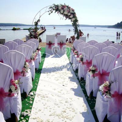 Przepiękne dekoracje ślubne w Hotelu Sułkowski - białe płatki róż na dywanie
