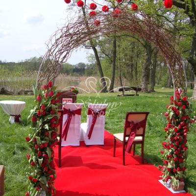 Bramka ślubna w czerwonych tulipanach