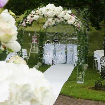 Ślub poza urzędem stanu cywilnego - przepiękna aranżacja dekoracji ślubnych w plenerze
