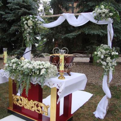 Ślub kościelny plenerowy dekoracja ołtarza