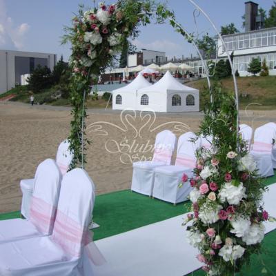 Ślub plenerowy dekoracja bramki ślubnej