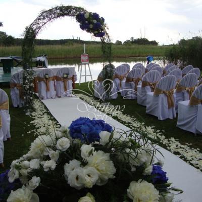 Ślub w plenerze dekoracje  kwiatowe