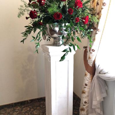 Kompozycja kwiatowa w srebrnej wazie na postumencie - Hotel Amaryllis w Jasinie