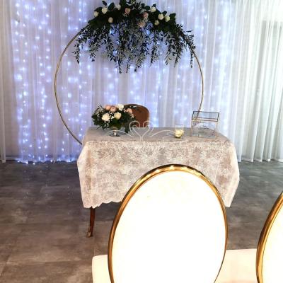 Złote koło ozdobione żywymi kwiatami i zielenią - ślub cywilny na sali Glamour w Przeźmierowie