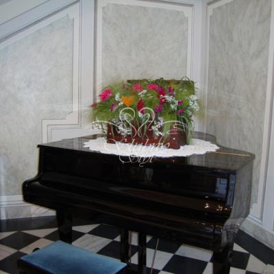 Przepiękna dekoracja - skrzynia z żywymi kwiatami