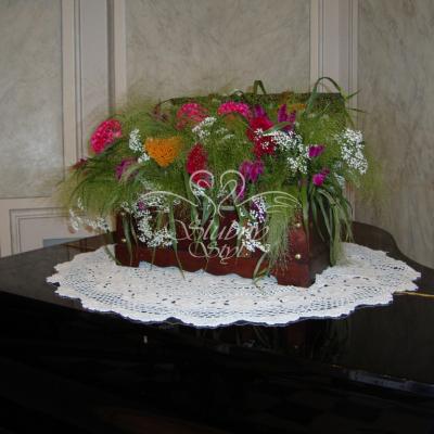 Kwiaty celozji w skrzyni stojącej na pianinie -Pałac Zakrzewo