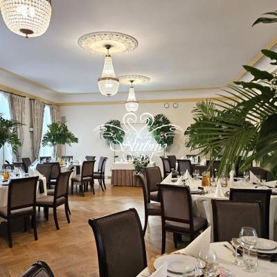 Wystrój sali weselnej z liśćmi monstery w Pałacu Kasztanowym