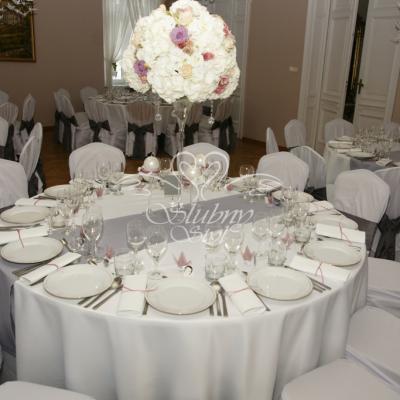 Sala weselna Pałacu Zakrzewo w kolorach bieli, popielu i różu