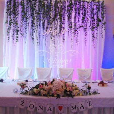 Urocza dekoracja stołu Państwa Młodych - Biedrusko