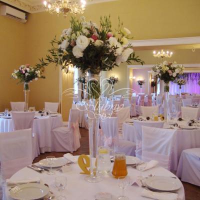 Sala w odcieniach różu, kremu i bieli