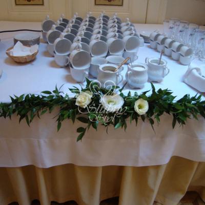 Dekoracyjna girlanda przy stole z kawą i herbatą 