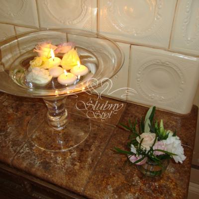 Świeczki pływające w szklanym naczyniu