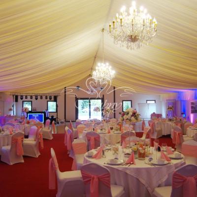 Wystrój sali weselnej w namiocie 