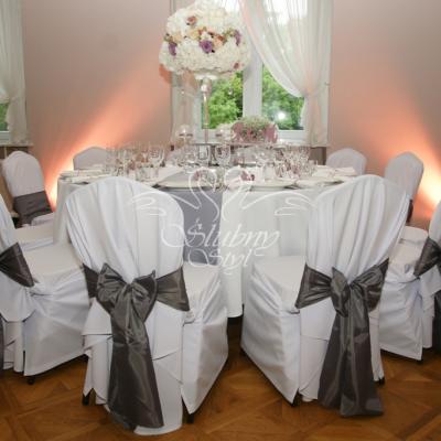 Elegancka wysoka kompozycja kwiatowa w kielichu martini