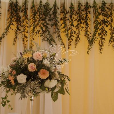 Gałązki ruskusu jako ścianka za Parą Młodą 