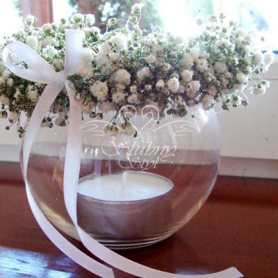 Dekoracja świecznika wiankiem z gipsówki