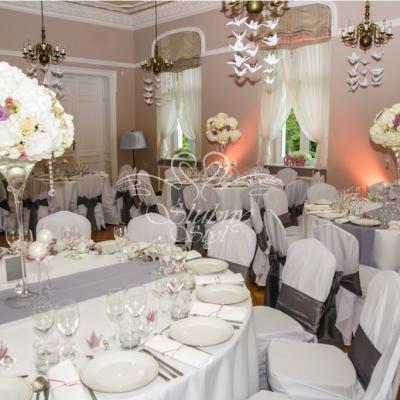 Papierowe żurawie na żyrandolach