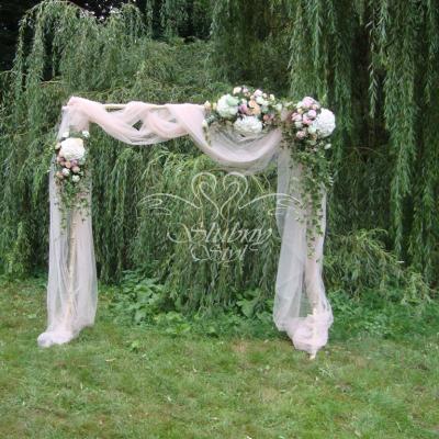 Bramka z brzozy przystrojona materiałem i żywymi kwiatami - do robienia zdjęć