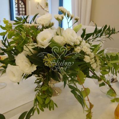 W misie na nóżce białe kwiaty z zielenią 