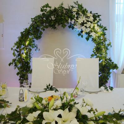 Ścianka za Parą Młodą - łuk z bluszczem i białymi liliami 