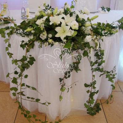 Kompozycja na stole Państwa Młodych