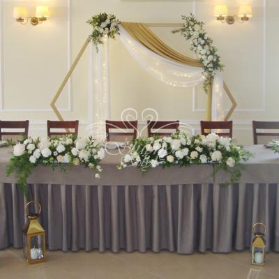 Heksagon jako ścianka za Młodą Parą w Gościńcu Winnica