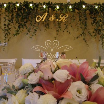 Bluszcz i girlanda żarówkowa za Parą Młodą