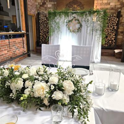 Kompozycja kwiatowa na stole młodych - Siedem Drzew