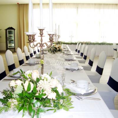 Niskie dekoracje kwiatowe na stołach weselnych