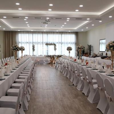 Hotel Amaryllis - kompozycje kwiatowe w złotych wazonach