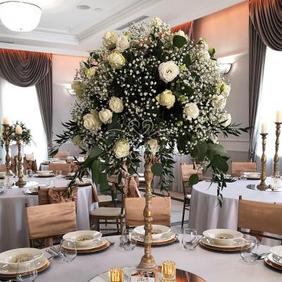 Wysoka dekoracja z białych róż i gipsówki z dodatkiem zieleni