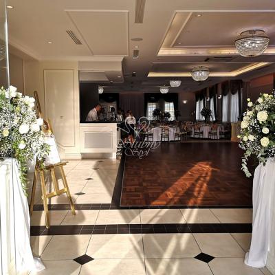 Kompozycje kwiatowe na podestach w Pałacu Jaśminowym