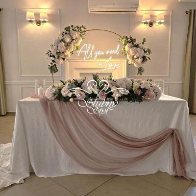 Napis led na złotym kole 