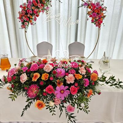 Stół młodych w soczystych kolorach fuksji i pomarańczowego w Amaryllis