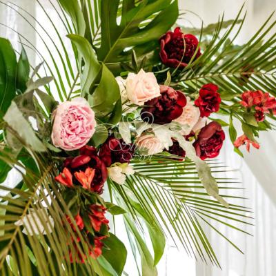 Kompozycje kwiatowe z liśćmi monstera na wesele w Amaryllis