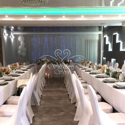 Dekoracja stołu girlandą z eukaliptusa i gipsówki na ślub w Glamour