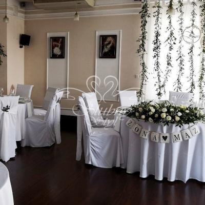 Dekoracja sali weselnej w bieli i zieleni