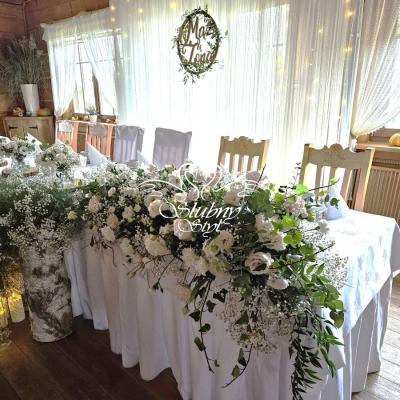 Dekoracja kwiatowa w kolorach bieli, zieleni i delikatnego różu