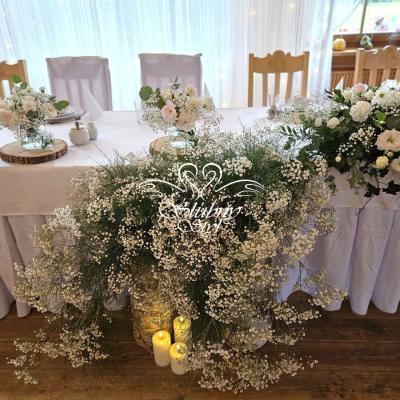 Dekoracja przed stołem Młodej Pary na pieńkach brzozy - Karczma na Lednicy