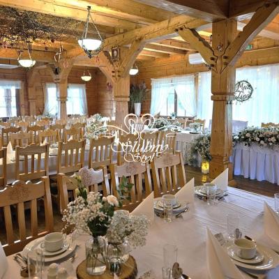 Dekoracje z gipsówką, eustomą i goździkami w Karczmie na Lednicy