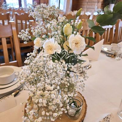 Dekoracje na plastrach drewna z eukaliptusem i gipsówką