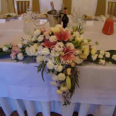 Kwiatowa kompozycja na stole Pary Młodej