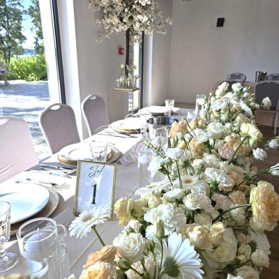 Kompozycja kwiatowa na stole Młodej Pary