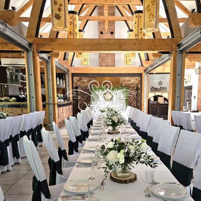 Wystrój sali weselnej w bieli i zieleni - Siedem Drzew