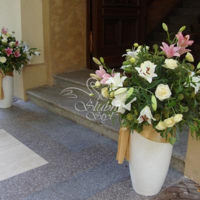 Duże kompozycje kwiatowe w wazonach na wejściu