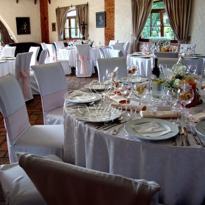 Uroczystość weselna w kolorach przewodnich białym, łososiowym i pudrowym różu