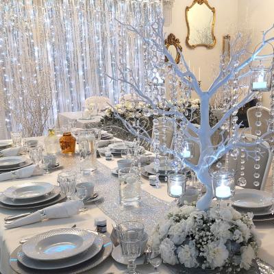 Białe drzewko w stylizacji zimowej