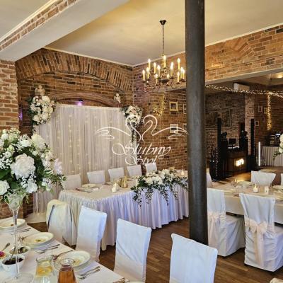 Kompozycje kwiatowe w szklanych wazonach martini