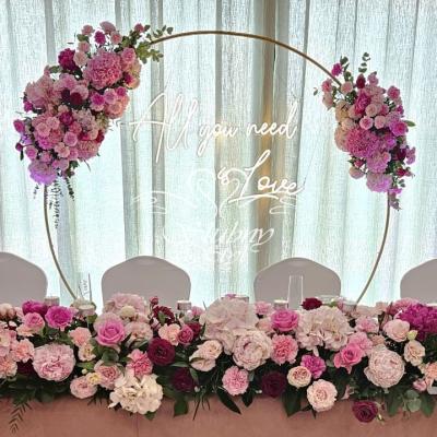 Świeczki na piku w dekoracji kwiatowej kompozycji na stole Młodej Pary