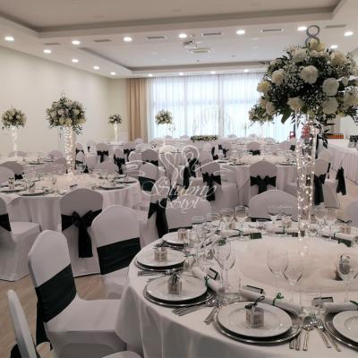 Kompozycje kwiatowe w szklanych stożkach na ślub